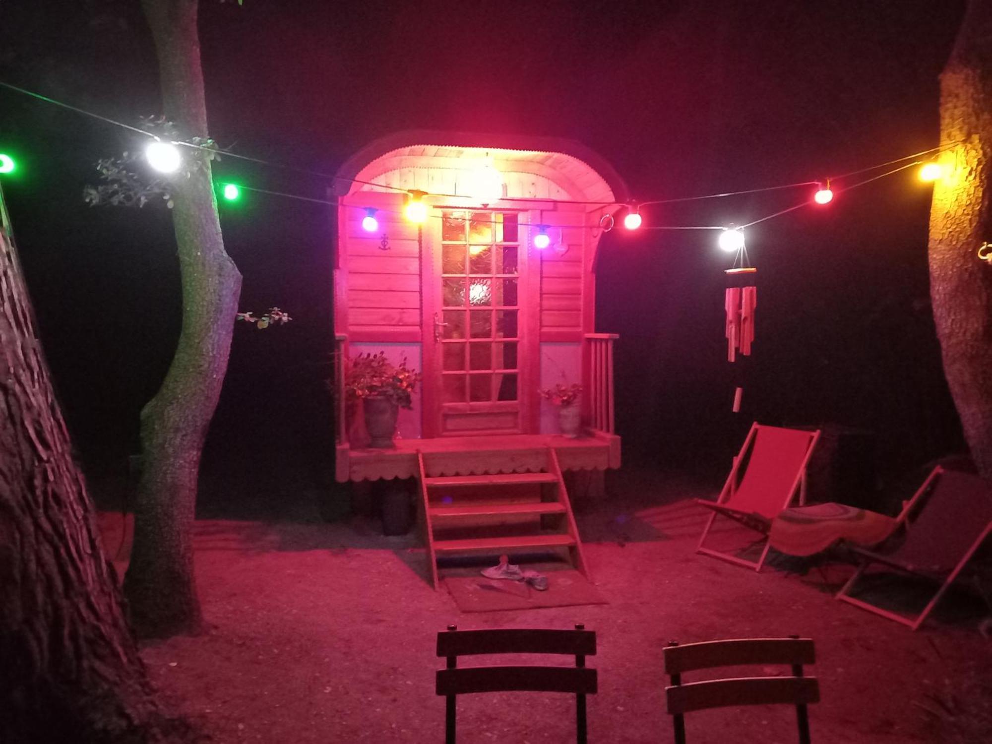 Saint-Rémy-de-Provence La Roulotte Du Petit Paradis מראה חיצוני תמונה