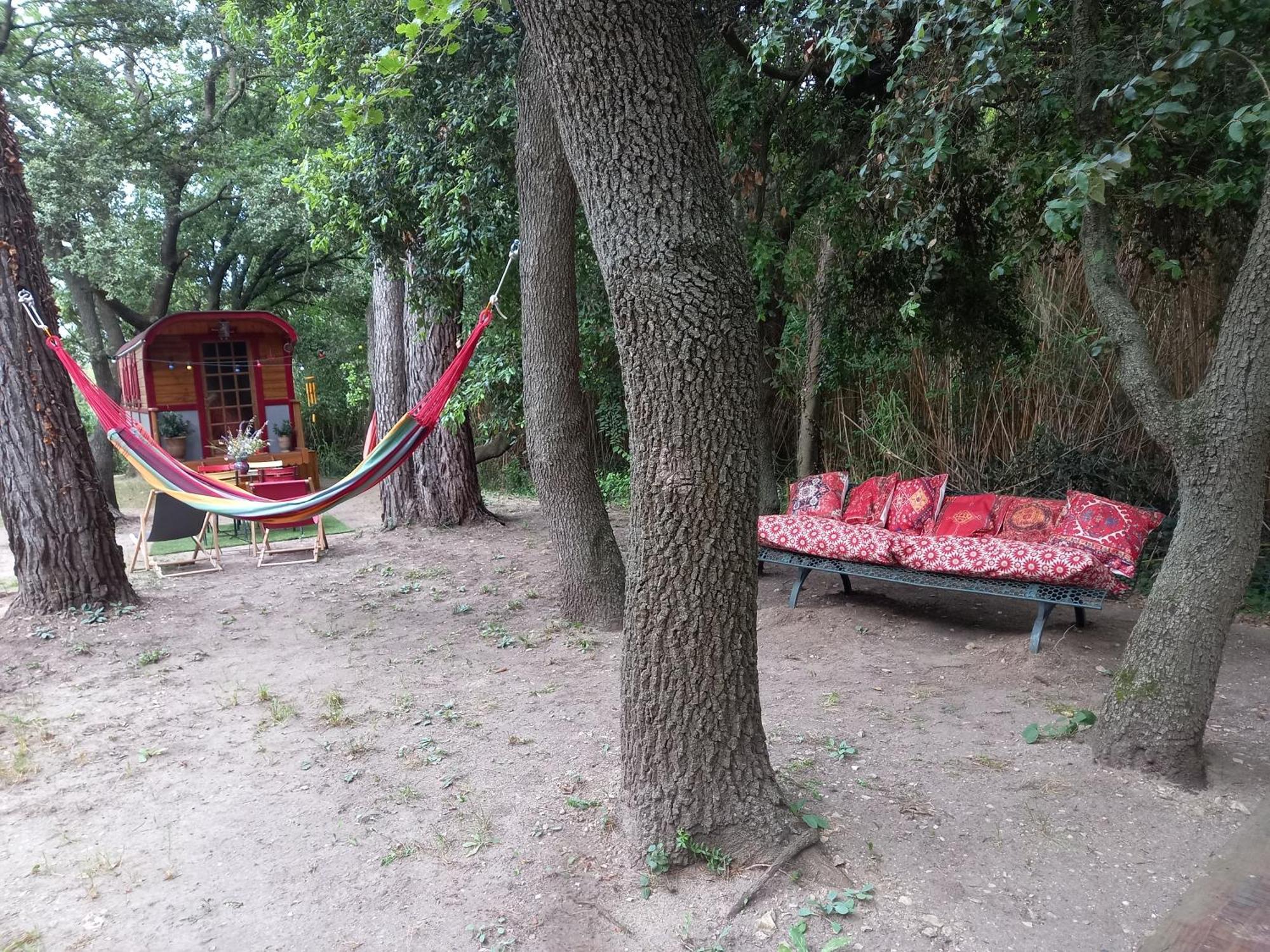 Saint-Rémy-de-Provence La Roulotte Du Petit Paradis מראה חיצוני תמונה