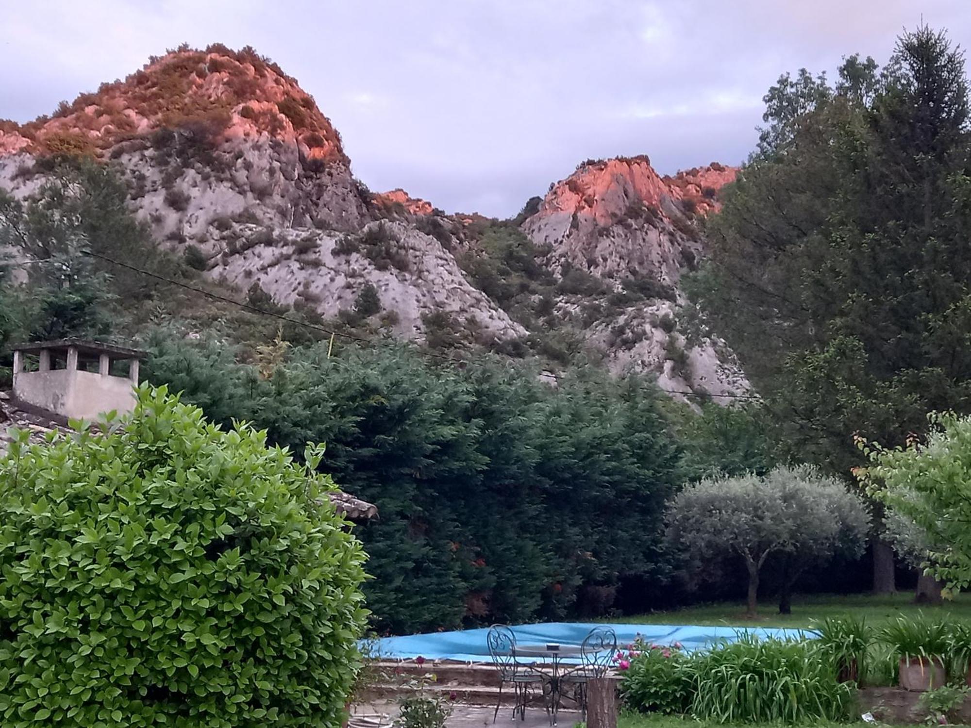 Saint-Rémy-de-Provence La Roulotte Du Petit Paradis מראה חיצוני תמונה
