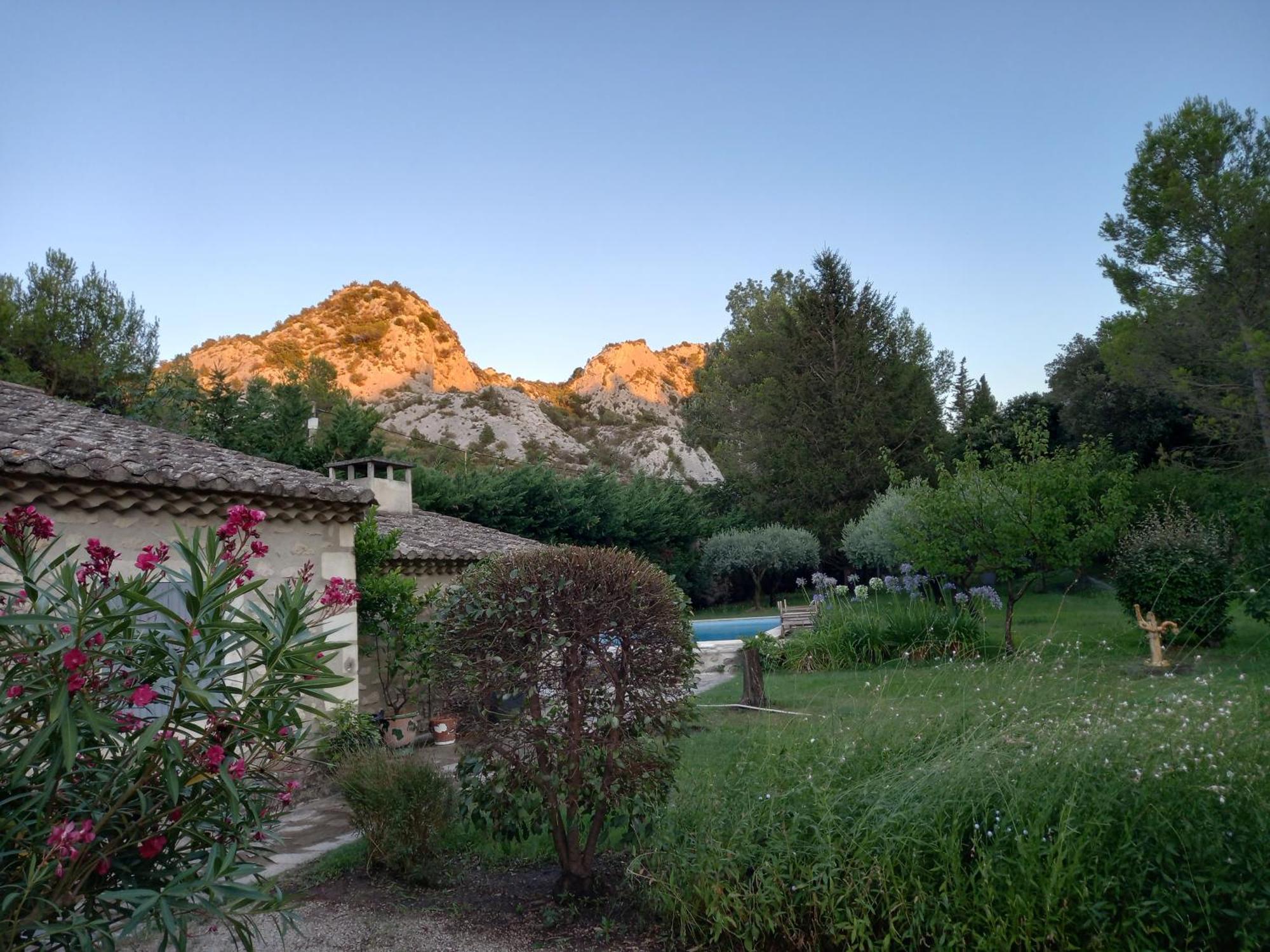 Saint-Rémy-de-Provence La Roulotte Du Petit Paradis מראה חיצוני תמונה
